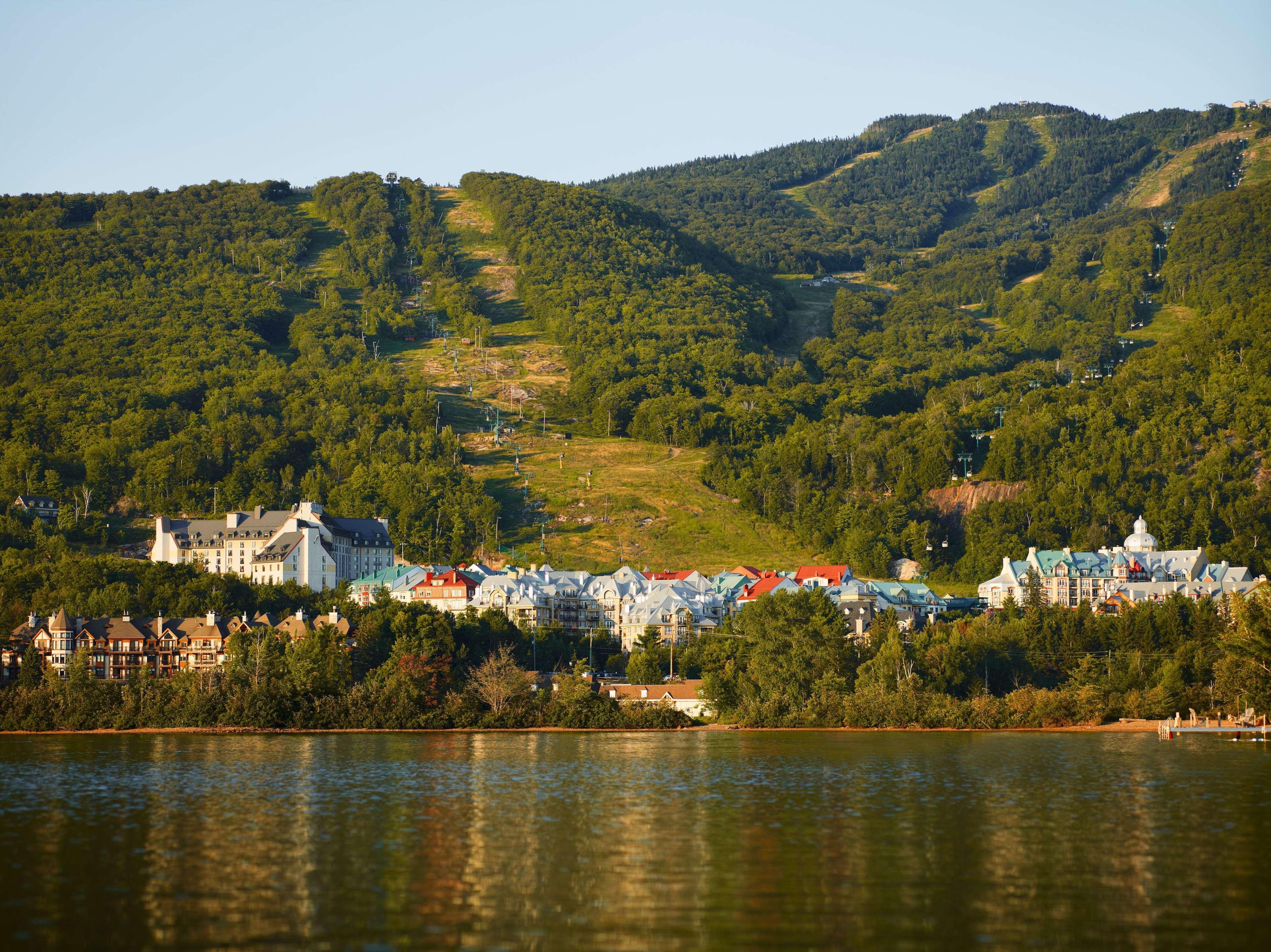 Hotel Fairmont Tremblant Esterno foto The Laurentian resort town of Tremblant