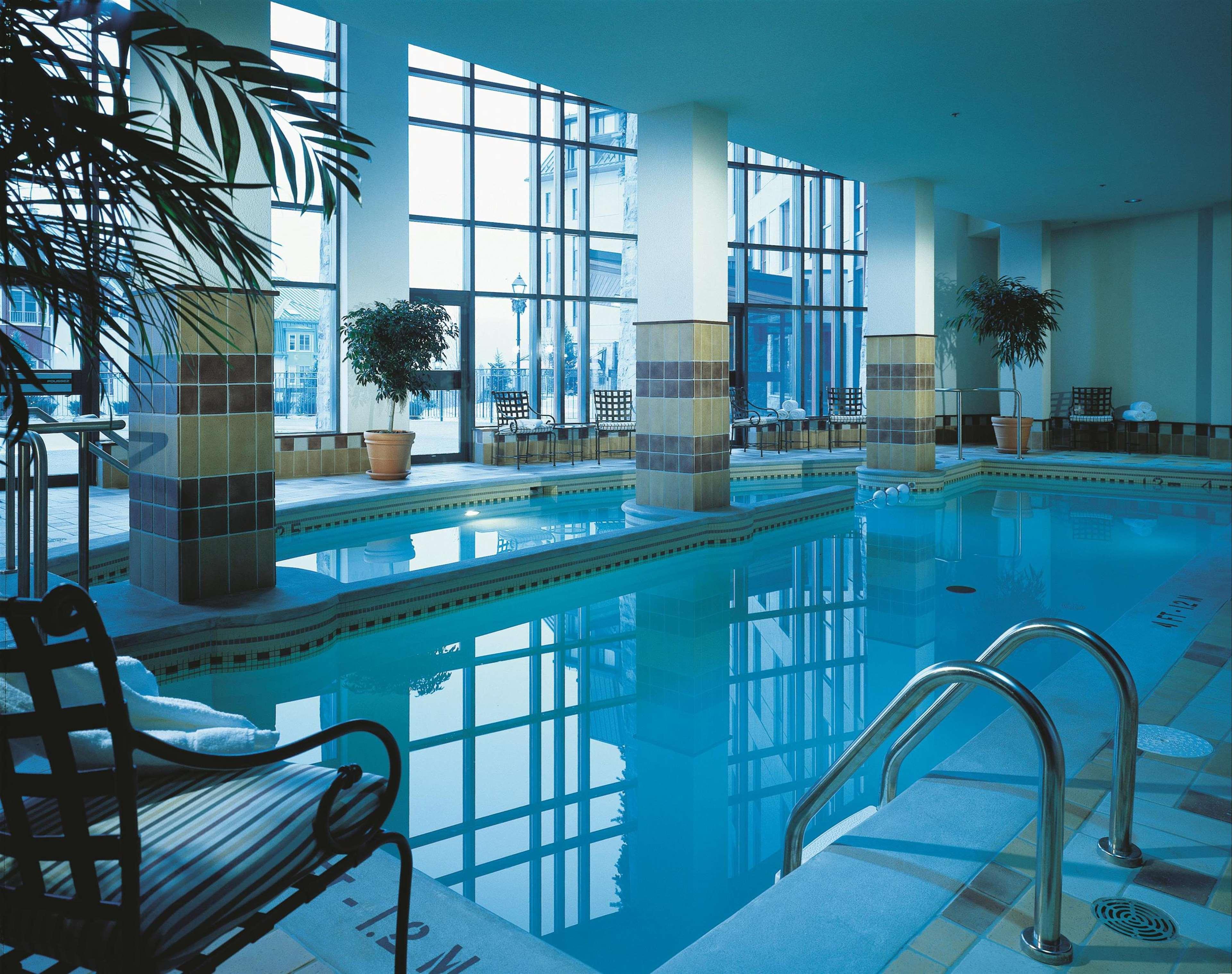 Hotel Fairmont Tremblant Esterno foto The pool at the InterContinental