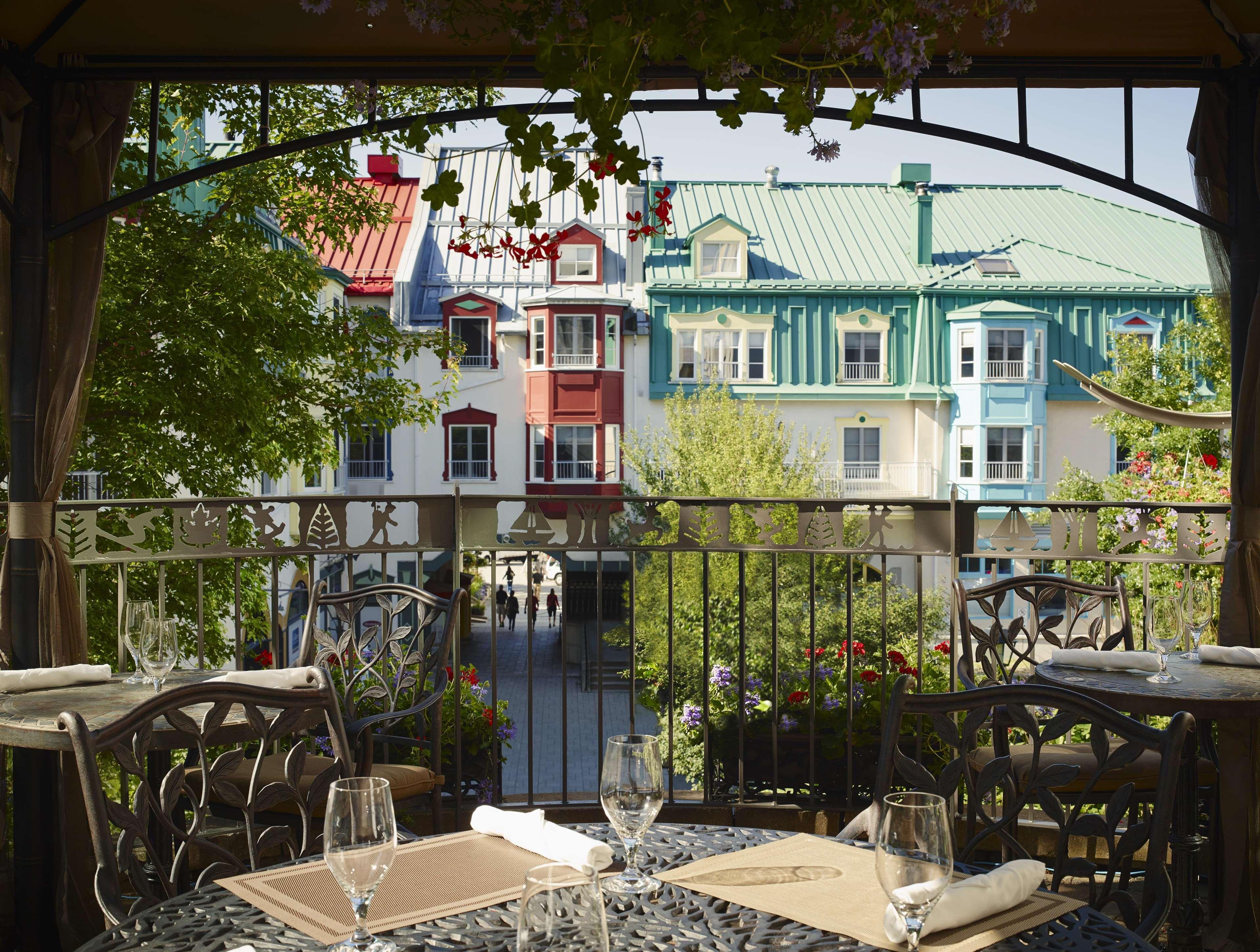 Hotel Fairmont Tremblant Esterno foto The restaurant's patio