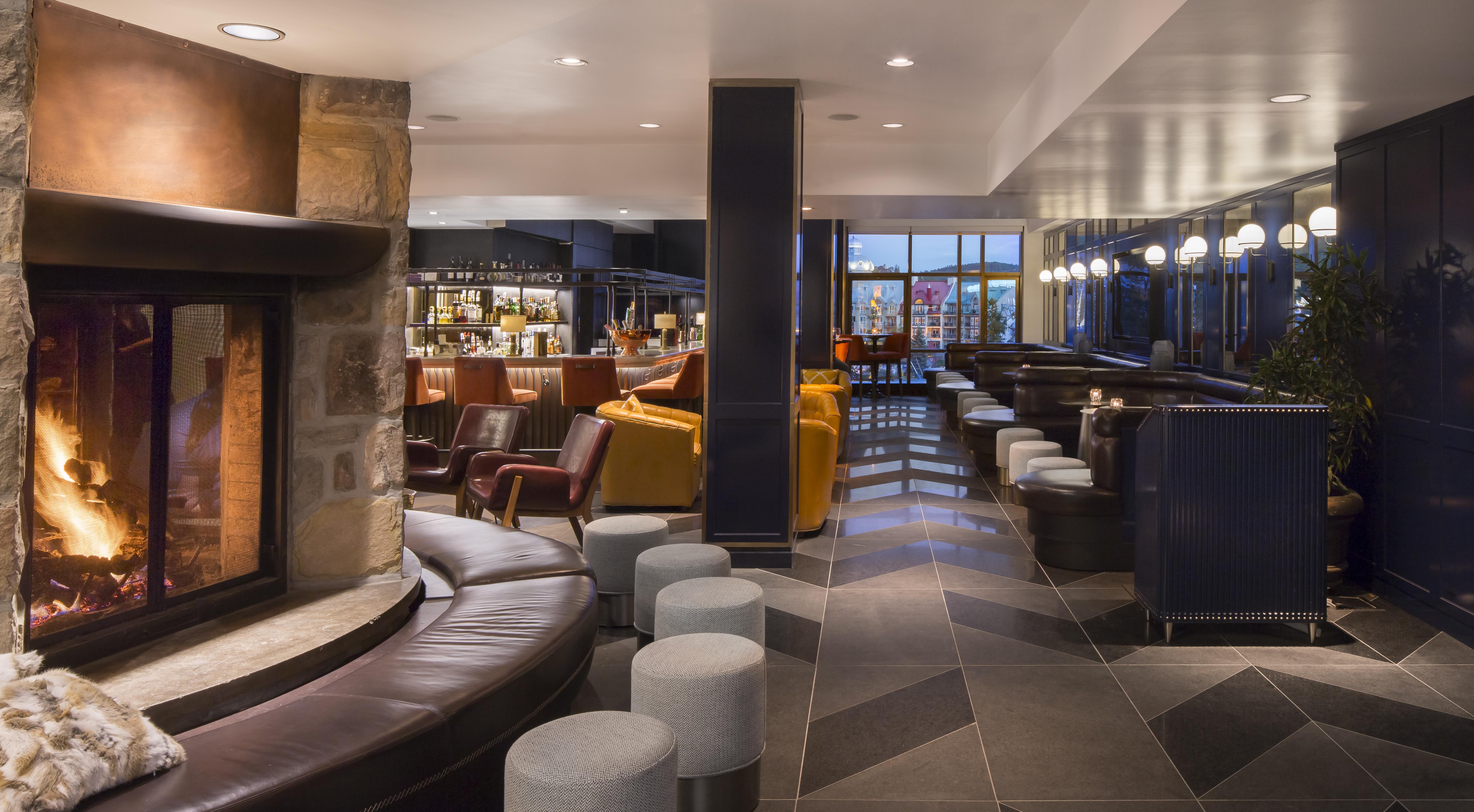 Hotel Fairmont Tremblant Esterno foto The lounge at the hotel
