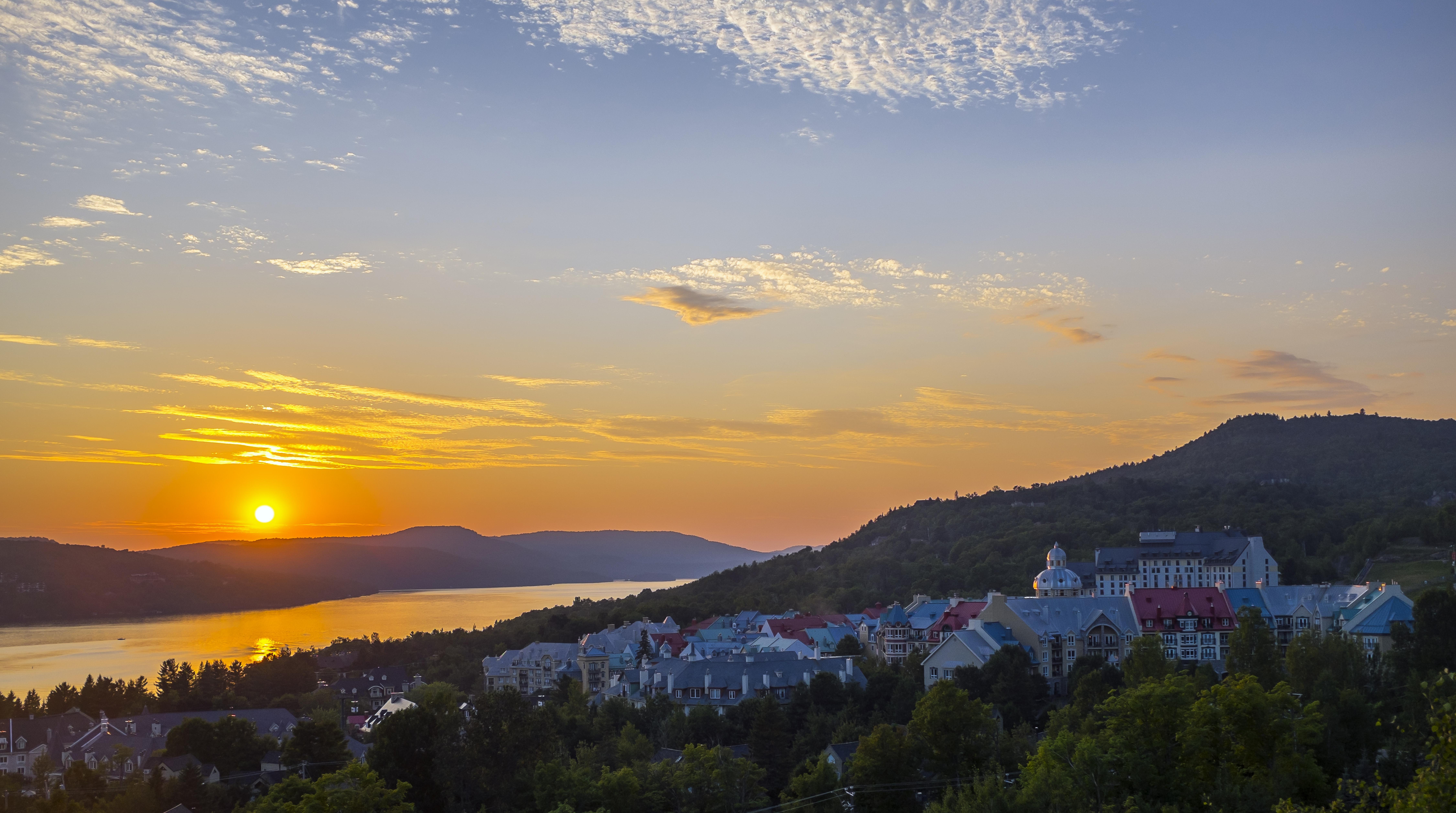 Hotel Fairmont Tremblant Esterno foto Sunset over the resort