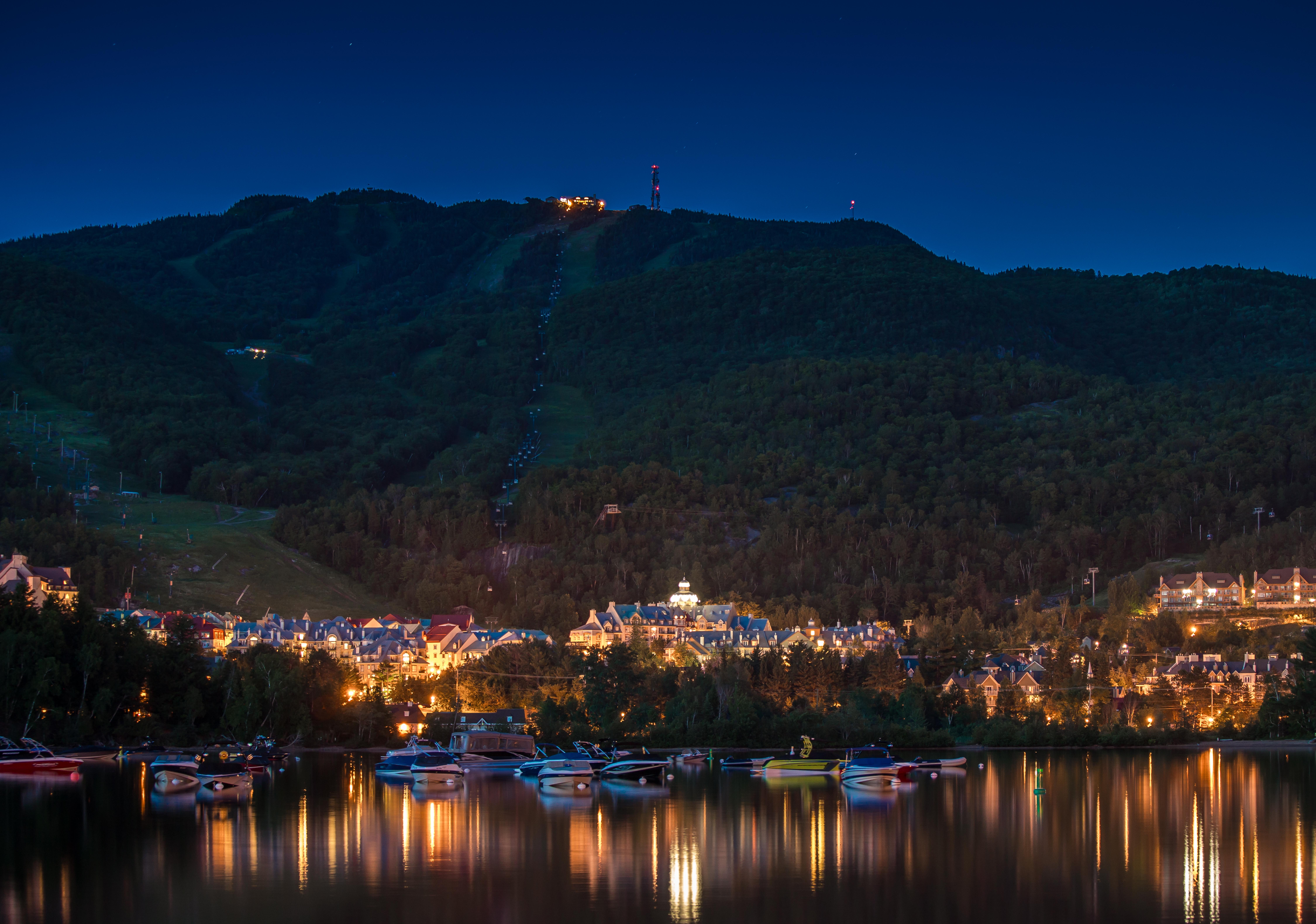 Hotel Fairmont Tremblant Esterno foto The town of Lake Tahoe at night