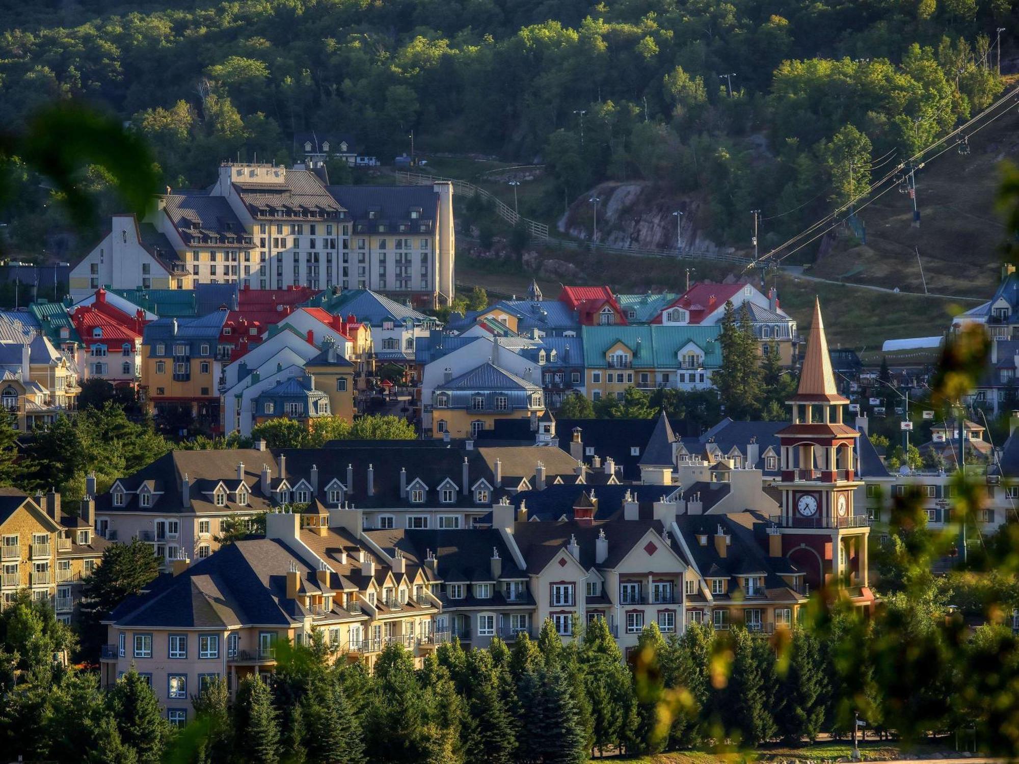Hotel Fairmont Tremblant Esterno foto The resort village of Sun Peaks