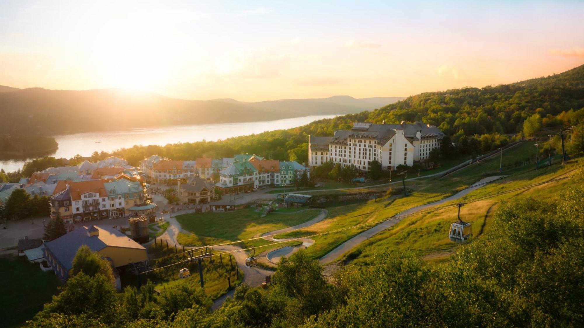 Hotel Fairmont Tremblant Esterno foto Sunrise at the Cliffs at Long Cove