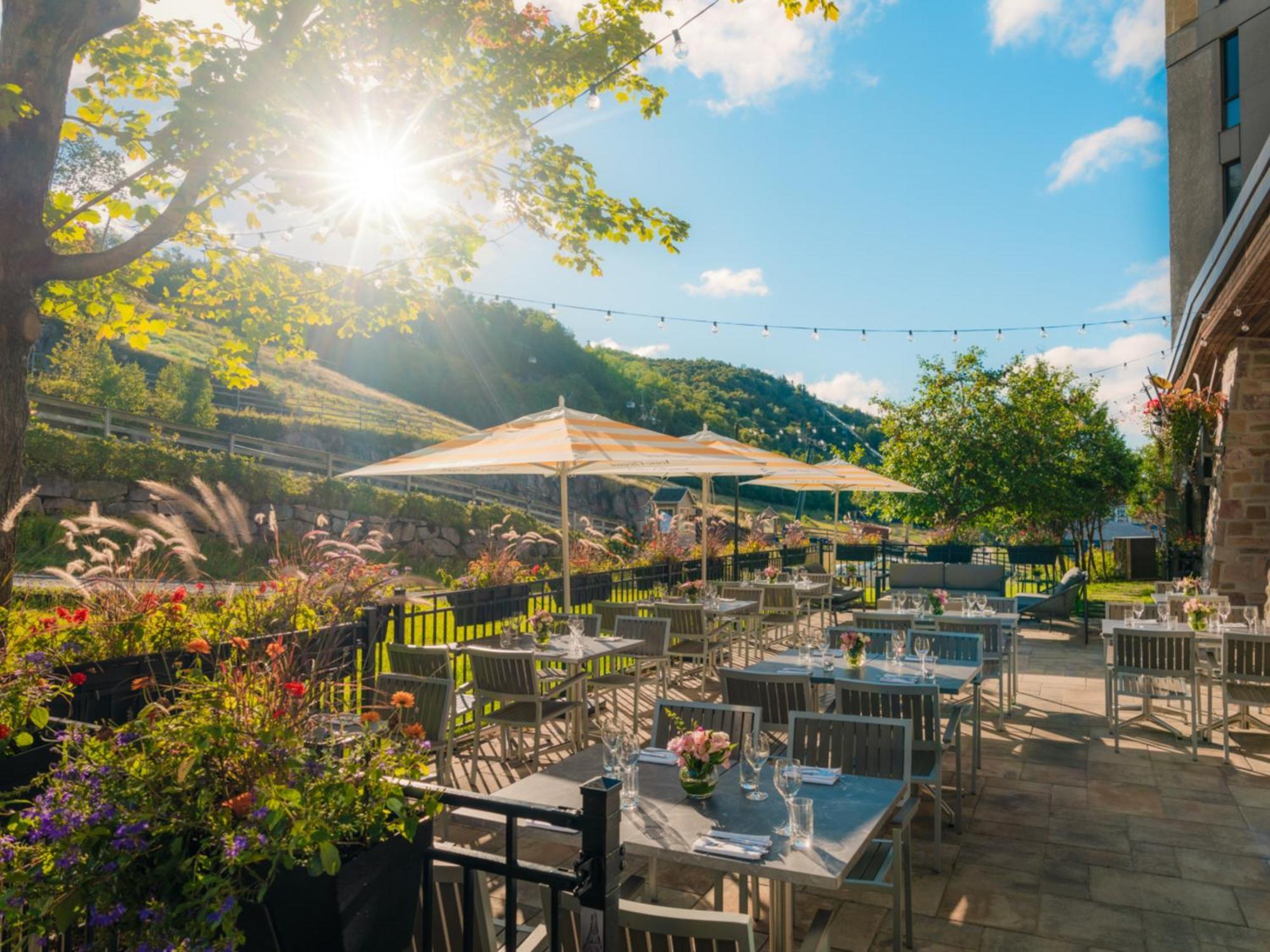 Hotel Fairmont Tremblant Esterno foto The patio at the River Grille