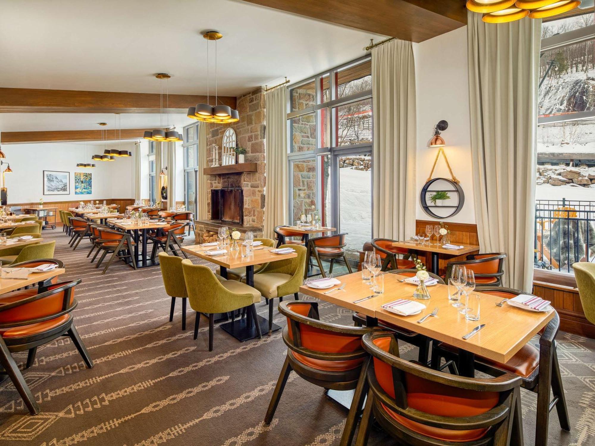 Hotel Fairmont Tremblant Esterno foto The restaurant at the Hotel Jerome