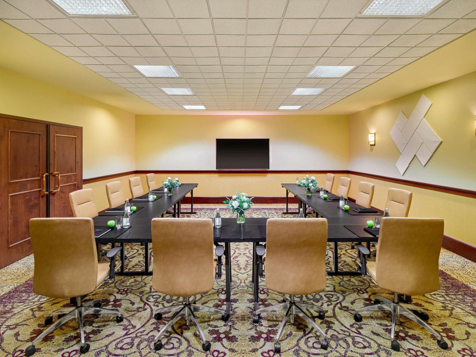 Hotel Fairmont Tremblant Esterno foto A meeting room at the Hilton Garden Inn