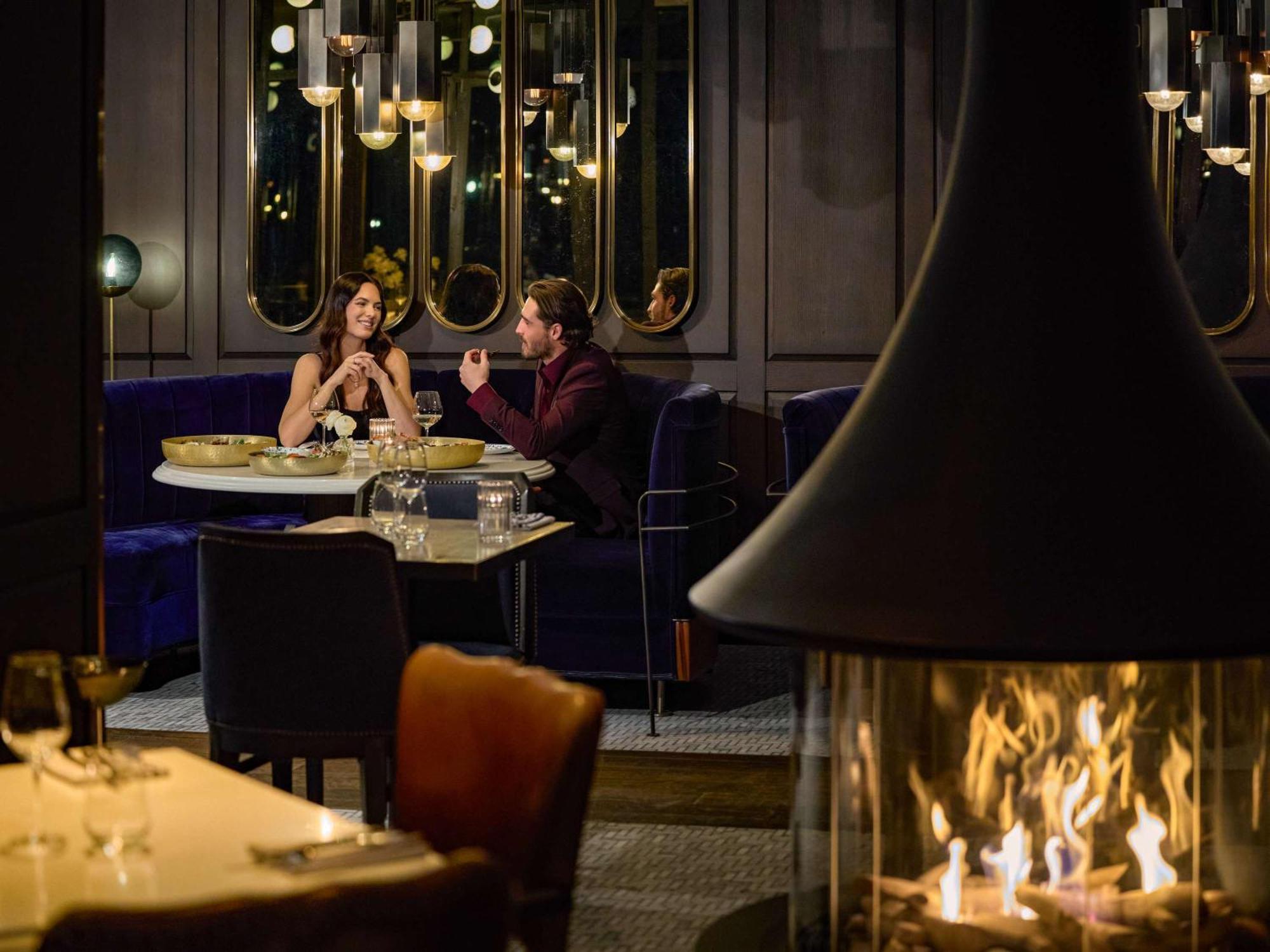 Hotel Fairmont Tremblant Esterno foto The interior of the restaurant
