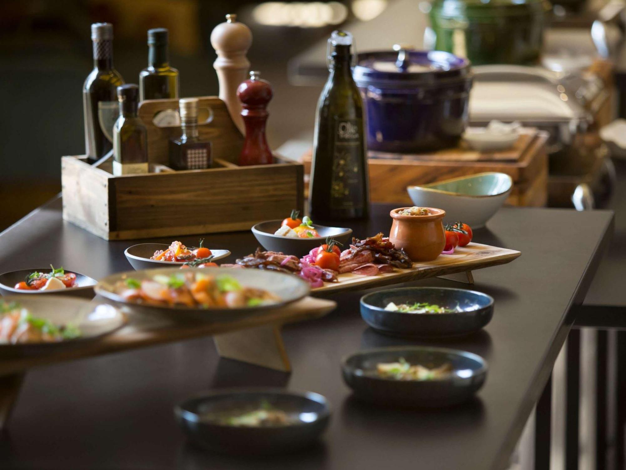 Hotel Fairmont Tremblant Esterno foto A selection of tapas
