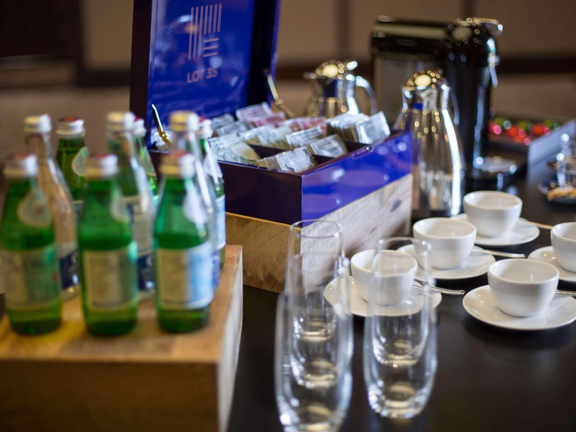 Hotel Fairmont Tremblant Esterno foto Bottles of mineral water